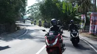 peserta HBD tengah turing bersama mengggunakan PCX 160. (Liputan6.com/Rendy Yansah)