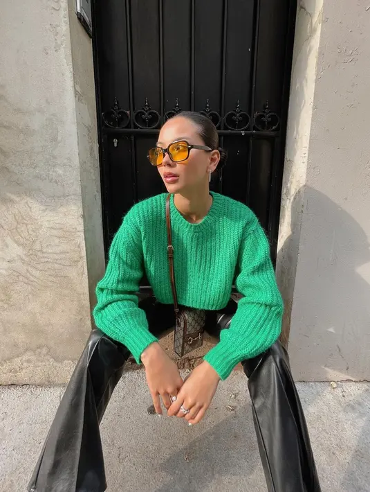 Tak dipungkiri, kacamata memang membuat penampilan seseorang jadi makin stylish, begitu juga dengan penampilan kekasih Al Ghazali ini. Senang mengoleksi kacamata, fashion item satu ini tak pernah ketinggalan untuk menunjang penampilan Alyssa jadi semakin stylish. (Liputan6/IG/@alyssadaguise)
