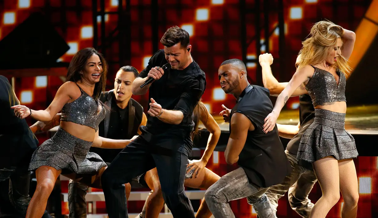 Penyanyi Ricky Martin tampil bersama para dancernya pada acara Latin Grammy Awards 2015 di Las Vegas, Kamis (19/11). (REUTERS/Mario Anzuoni)