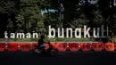 Papan mama Taman Bungkul yang terletak di Jalan Raya Darmo, Wonokromo, Surabaya, Selasa (14/11/2023). (Bola.com/Bagaskara Lazuardi)