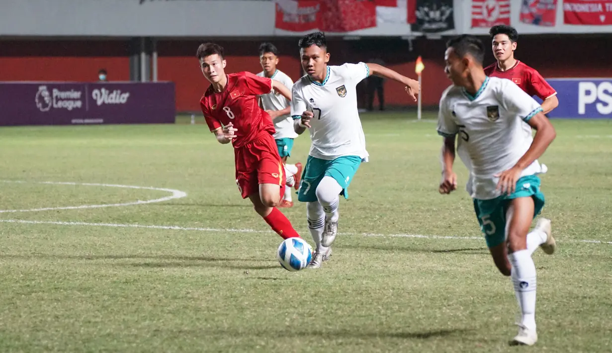 Penyerang Timnas  Indonesia U-16, Muhammad Nabil Asyura membawa bola dari kejaran pemain Vietnam, Le Duc Phat pada Final Piala AFF U-16 2022, Stadion Maguwoharjo, Sleman, Jumat (12/8/2022).  Tim asuhan Bima Sakti itu pun berhasil mengembalikan trofi Piala AFF U-16 ke Indonesia setelah pada 2018 lalu juga berhasil dimenangkan oleh Timnas Indonesia U-16 asuhan Fakhri Husaini. (Foto:Dok PSSI)