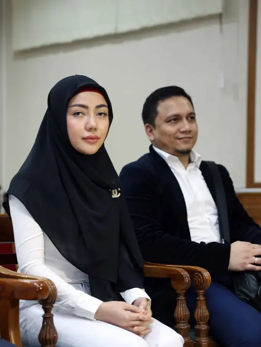 "Di dalem ada dua kali sidang. Yang pertama sidang kita sebagai penggugat, yang kedua adalah sebagai termohon," kata pengacara Bella, Herdian Saksono di Pengadilan Agama Jakarta Selatan, kawasan Ragunan, Rabu (23/3). (Nurwahyunan/Bintang.com)