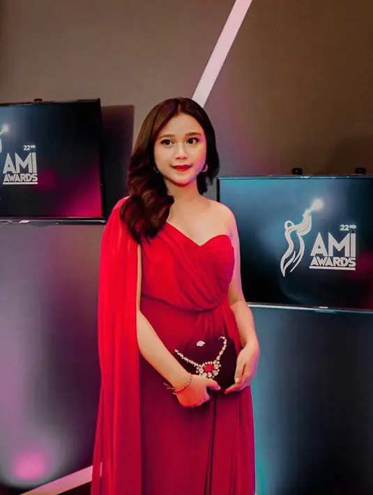 Penyanyi dengan nama lengkap Maria Brisia Jodie Maurinne ini jarang terihat tampil dengan tema makeup bold. Jodie biasanya tampil dengan makeup tebal ketika jalani pemotretan atau ketika menghadiri suatu acara. Tampil beda, penyanyi kelahiran 30 Maret 1996 ini banjir pujian ketika tampil dengan polesan makeup tebal. (Liputan6.com/IG/@brisiajodie96)