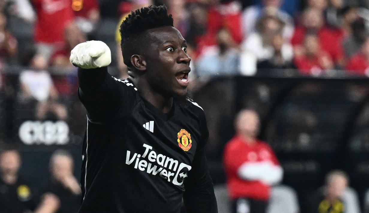 Kiper Manchester United, Andre Onana berteriak kepada rekan-rekannya saat menghadapi Borussia Dortmund pada laga pramusim 2023/2024 di Allegiant Stadium, Las Vegas, USA (30/7/2023). Andre Onana didatangkan Manchester United dari Inter Milan sebagai pengganti David De Gea dengan nilai transfer 52,5 juta euro dengan durasi kontrak selama 5 tahun hingga 30 Juni 2028. Menarik untuk ditunggu apakah gaya bermainnya bisa lebih baik dari David De Gea. (AFP/Patrick T. Fallon)