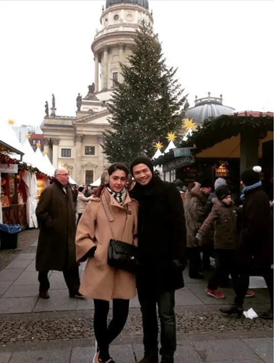 Kabar bahagia mengenai pernikahan Nabila Syakieb dan Reshwara ini diberitahukan oleh fotografer kenamaan, Rio Motret. Nabila sendiri tidak pernah membantah kabar pernikahannya. (via instagram/@nsyakieb85)