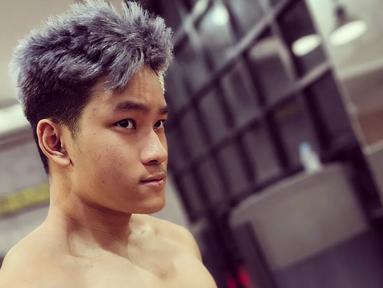 Melalui akun Instagram, putra dari Deddy Corbuzier, Azka cukup sering mengunggah berbagai kegiatannya. Melakukan aktivitas fitness pun tak pernah ketinggalan dilakukan oleh Azka Corbuzier. (Liputan6.com/IG/@azkacorbuzier)