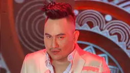 Pemilik nama lengkap Nassar Fahad Ahmad Sungkar ini tampil menawan di panggung LIDA Indosiar dengan rambut undercut andalannya. Busananya pun selalu nyentrik namun tetap memesona. (Liputan6.com/IG/@kingnassar88)