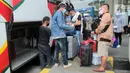 Calon penumpang memasukkan barang bawaannya ke dalam bagasi bus di Terminal Pulo Gebang, Jakarta, Selasa (4/5/2021). Jumlah penumpang yang berangkat dari Terminal Pulo Gebang terus meningkat jelang diberlakukannya aturan larangan mudik Lebaran mulai 6 Mei-17 Mei 2021. (Liputan6.com/Herman Zakharia)