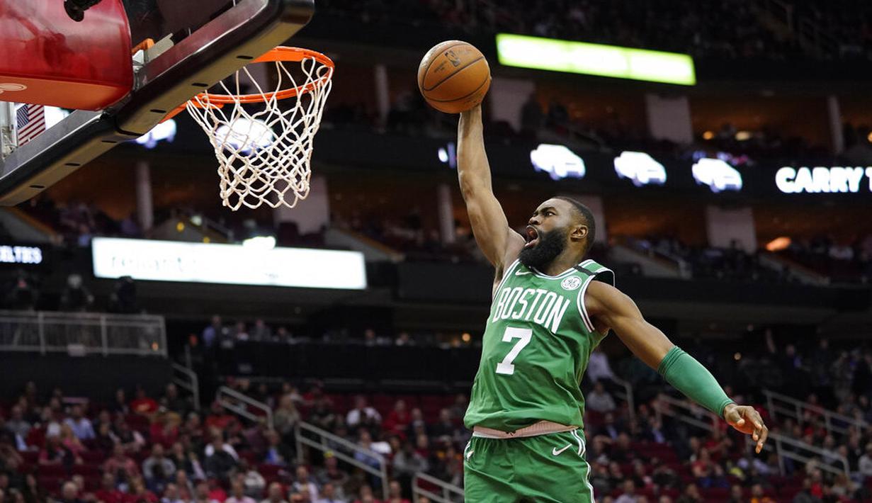 Pebasket Boston Celtics, Jaylen Brown, berusaha memasukkan bola saat melawan Houston Rockets pada laga NBA Rabu (12/2/2020). Houston Rockets menang 116-105 atas Boston Celtics. (AP/David J. Phillip)