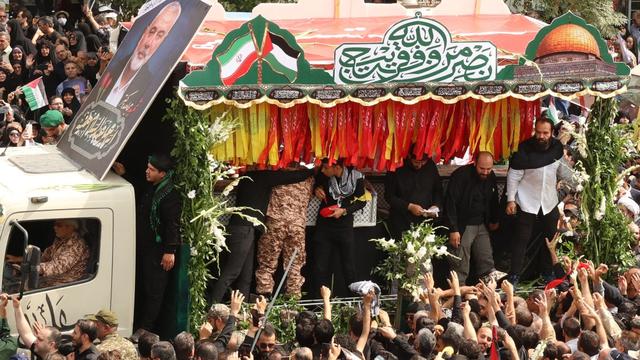 Peti jenazah pemimpin politik Hamas Ismail Haniyeh di tengah ribuan warga Iran, sebelum pemakaman yang kabarnya diadakan di Qatar. (AFP)