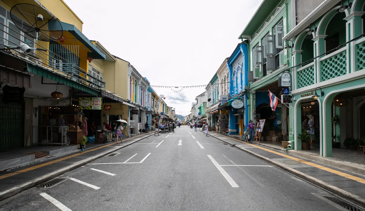 Sebuah jalan yang kosong di Phuket, Thailand (13/9/2020). Pusat Administrasi Situasi COVID-19 Thailand pada Senin (28/9) mengatakan pihaknya akan mengizinkan lebih banyak kategori warga asing masuk ke Thailand mulai Oktober mendatang dan seterusnya. (Xinhua/Zhang Keren)