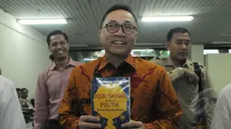 Ketua MPR Zulkifli Hasan (tengah) menunjukkan buku "Kebudayaan Dalam Politik" sebelum mengikuti diskusi bedah buku di Jakarta, Rabu (11/3/2015). Buku tersebut berisi pandangan serta kritik budawan Radhar Panca Dahana. (Liputan6.com/Herman Zakharia)