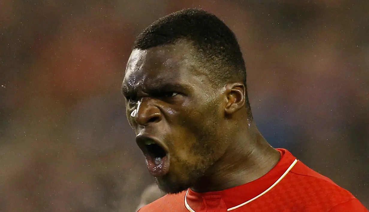Penyerang Liverpool, Christian Benteke melakukan selebrasi usai mencetak gol kegawang Bordeaux pada laga Liga Europa Grup B di Stadion Anfield, Inggris (27/11). Liverpool menang atas Bordeaux dengan skor 2-1. (Reuters/Andrew Yates)