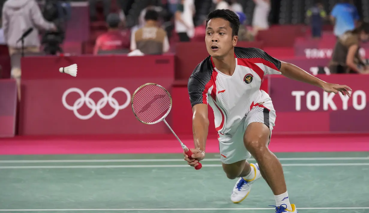 Pebulu tangkis Indonesia Anthony Sinisuka Ginting saat bertanding melawan pebulu tangkis Rusia Sergey Sirant pada penyisihan grup tunggal putra Olimpiade Tokyo 2020 di Tokyo, Jepang, Rabu (28/7/2021). Anthony Ginting lolos ke 16 besar Olimpiade Tokyo 2020. (AP Photo/Dita Alangkara)