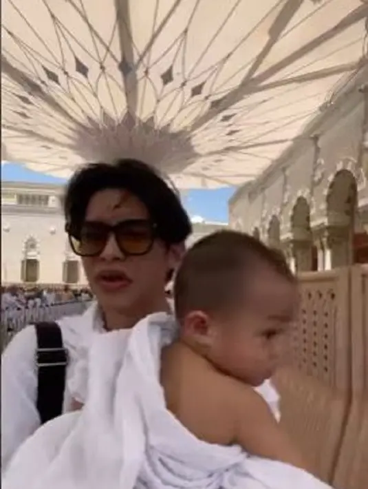 Rey Mbayang dan sang buah hati juga beribadah di masjid Nabawi, Madinah. (Foto: Instagram/@rey_mbayang)