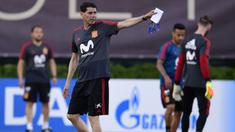 Pelatih baru Spanyol, Fernando Hierro, memberikan instruksi saat latihan perdananya di Krasnodar Academy, Krasnodar, Selasa (13/6/2018). Legenda Real Madrid ini ditunjuk menggantikan Julen Lopetegui. (AFP/Pierre-Philippe Marcou)