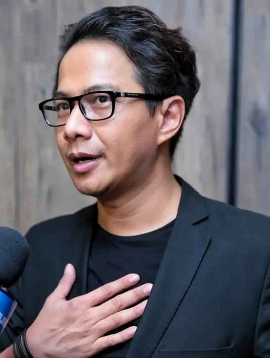 "Iya waktu itu Sandra di nikahan Chelsea-Glen baca satu surat. Nah dia (Sandra) liat aku nyanyi Ave Maria lagu yang disukanya. Makanya minta dinyanyiin juga pas dinikahan dia," ujar Delon. (Adrian Putra/Bintang.com)