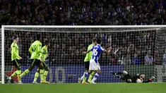 David de Gea tampil gemilang saat Manchester United meraih kemenangan 1-0 atas Real Sociedad dalam laga pamungkas Grup E Liga Europa 2022/2023 yang digelar di Reale Arena, Jumat (4/11/2022) dini hari WIB. Dirinya berhasil membuat beberapa kali penyelamatan dari serangan pemain Real Sociedad. (AP Photo/Alvaro Barrientos)