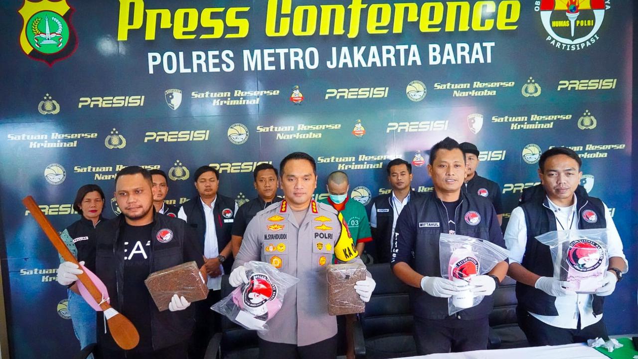Polres Metro Jakarta Barat menggelar konferensi pers pengungkapan kasus Narkoba.