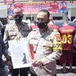 Polisi menangkap pelaku penggelapan mobil rental di Pasuruan. (Dian Kurniawan/Liputan6.com)