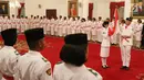 Paskibraka Nasional 2017 mencium bendera merah putih saat pengukuhan di Istana Negara, Jakarta, Selasa (15/8). Paskibra ini nantinya akan mengibarkan bendera merah putih pada upacara peringatan HUT RI-ke 72 di Istana Negara. (Liputan6.com/Angga Yuniar)