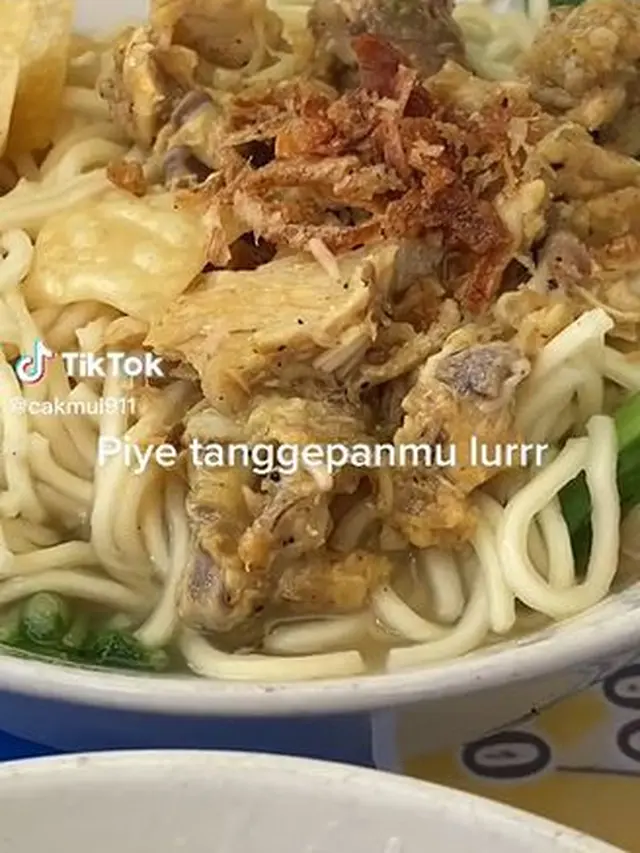 Pria Ini Temukan Banyak Belatung di Mi Ayam, Bikin Warganet Mual