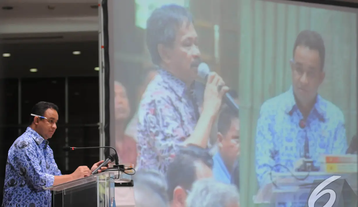 Mendikbud Anies Baswedan mendengarkan keluhan seorang guru di Aula Ki Hajar Dewantara, Kantor Kemendikbud, Senayan, Jakarta. Foto diambil pada Senin (1/12/2014). (Liputan6.com/Herman Zakharia)