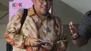 Mantan Gubernur Jawa Barat Ahmad Heryawan (Aher) usai menjalani pemeriksaan oleh penyidik di Gedung KPK, Jakarta, Selasa (27/08/2019). 
Aher diperiksa sebagai saksi untuk tersangka Sekda Jawa Barat Iwa Karniwa terkait dugaan suap kasus pemberian izin proyek Meikarta. (merdeka.com/Dwi Narwoko)
