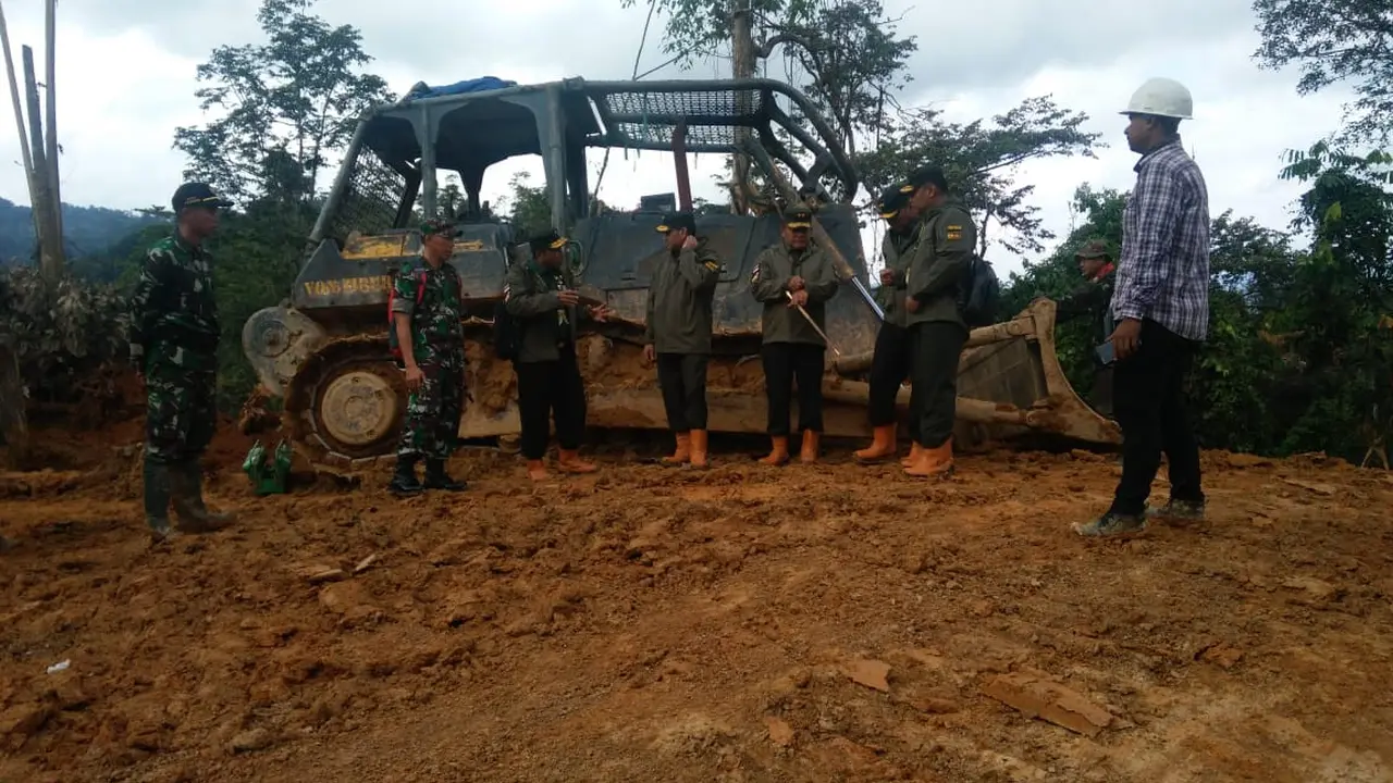 Wakasad Letnan Jenderal TNI Tatang Sulaiman Tinjau Pembangunan Jalan Paralel di Perbatasan RI-Malaysia