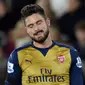 Pemain Arsenal, Olivier Giroud tampak sedih usai laga Southampton vs Arsenal di Stadion St Mary, Inggris, Sabtu (26/12/2015). Arsenal dihajar tuan rumah Southampton dengan skor telak 0-4. (Reuters / Alan Walter)