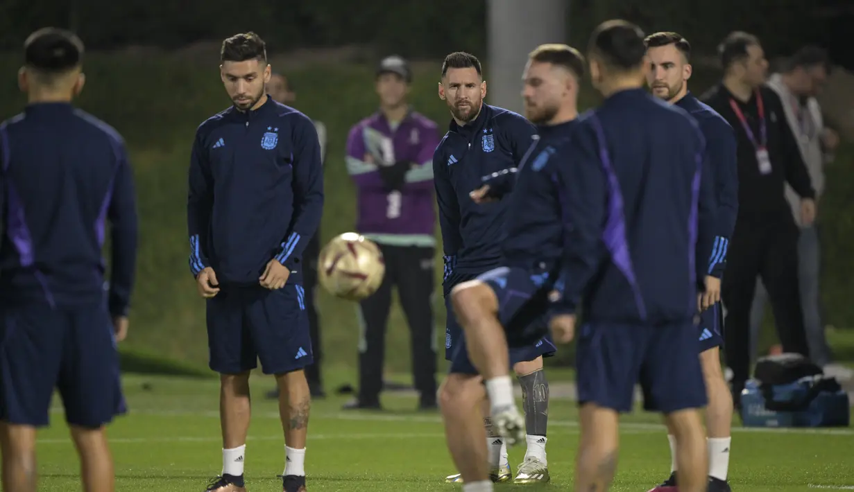 <p>Penyerang Argentina, Lionel Messi bersama rekan setimnya mengikuti sesi latihan di Universitas Qatar di Doha, Senin, 12 Desember 2022. Argentina dan Kroasia bertemu sebanyak lima kali pada laga persahabatan dan Piala Dunia. (AFP/Juan Mabromata)</p>