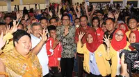 Menteri Perindustrian Airlangga Hartarto usai berdialog dengan Mahasiswa Universitas Negeri Semarang, Semarang, Jawa Tengah, Jumat 6 April 2018