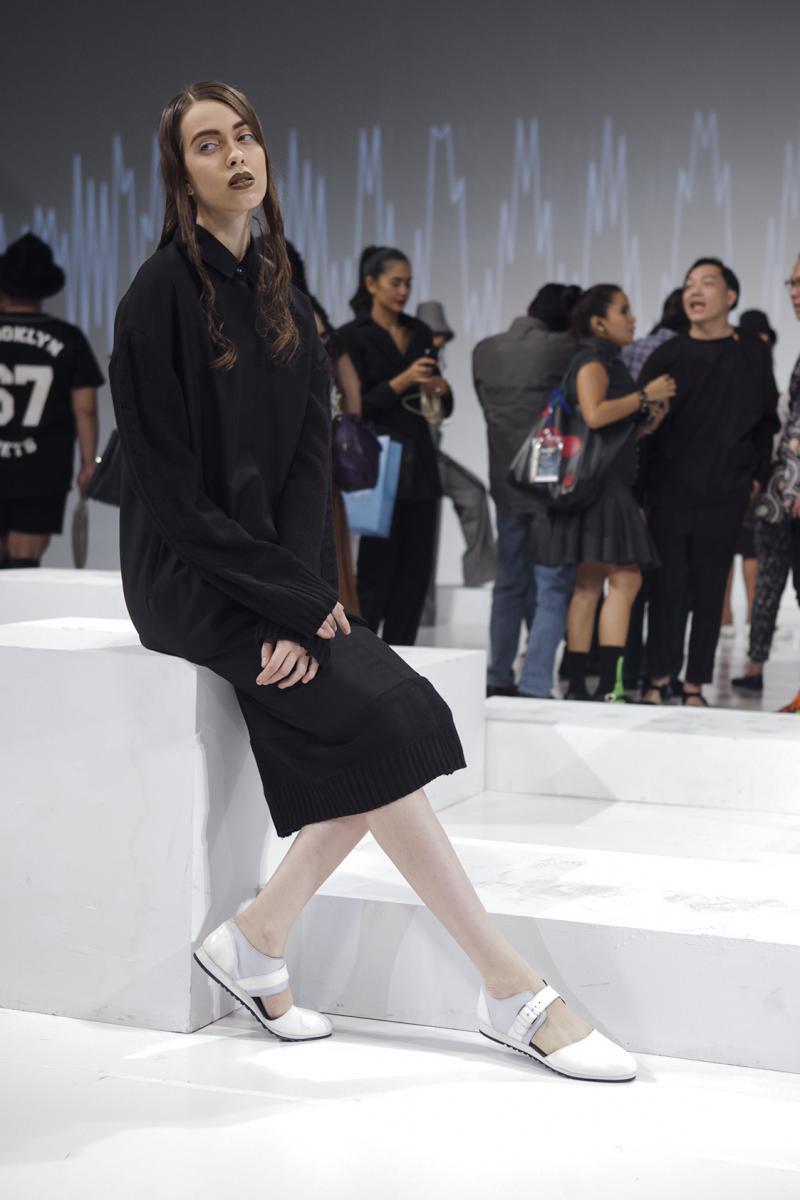 Gaya Klasik yang Sedikit Tomboy dari Koleksi Fashion 