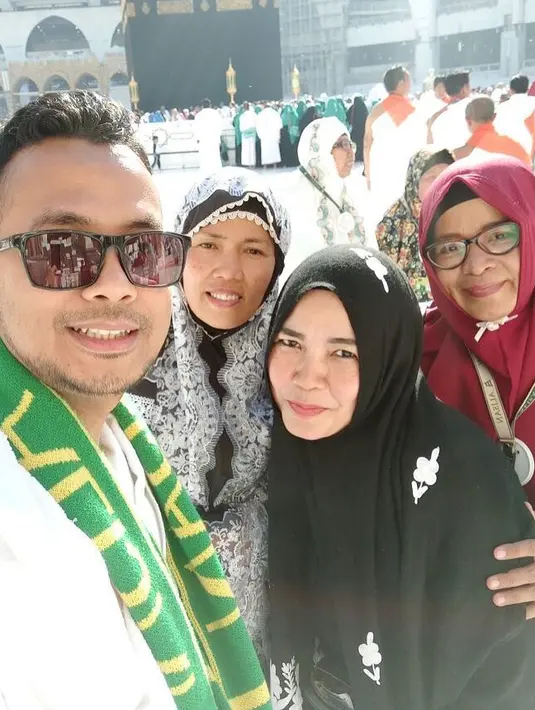 Walaupun mengunggah foto-foto bahagianya saat ibadah umrah, namun warga net tetap saja mengomentarinya dengan penuh cibiran. Di mata mereka ada saja kesalahan yang dibuat oleh nya. (Instagram/mom_ayting92_)