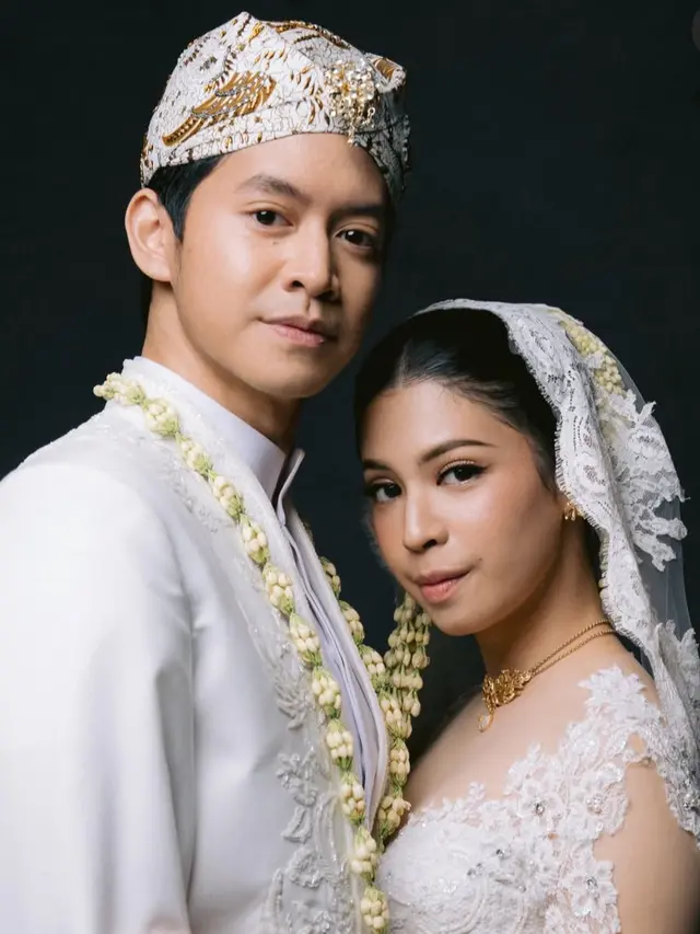 Narrel Amara saat akad nikah kenakan perhiasan emas kuningan. [@venemapictures]