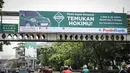Sebuah papan iklan terpasang di Jembatan Penyeberangan Orang (JPO) di kawasan Hayam Wuruk Jakarta, Rabu (28/9). Menyusul robohnya JPO di Pasar Minggu, Pemprov DKI bakal membuat Pergub larangan papan iklan dipasang di JPO. (Liputan6.com/Faizal Fanani)