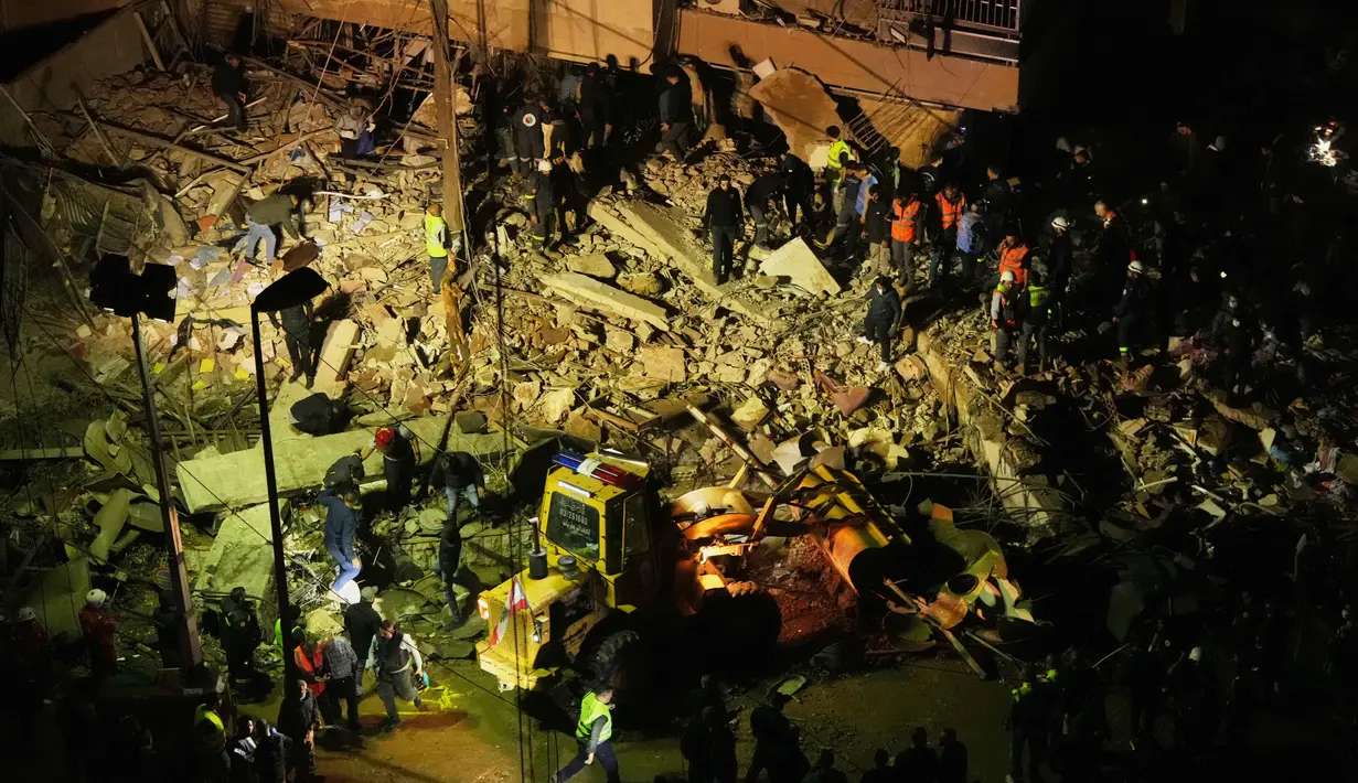 Kali ini, jet tempur Israel membombardir kawasan Dahiyeh, pinggiran selatan Beirut, Lebanon. Tampak dalam foto, petugas penyelamat mencari korban selamat di antara reruntuhan bangunan yang rusak setelah serangan udara Israel di Dahiyeh, pinggiran selatan Beirut, Lebanon, Rabu 6 Mei 2026. (AP Photo/Hassan Ammar)