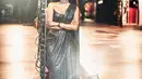 Berbusana serba hitam, Radhika Merchant menarik perhatian di momen after party chainmail sari. Berbagai perhiasan silver menghiasi tubuh Radhika, menyempurnakan sequin dress penuh kilau ini. [Foto: Instagram/rheakapoor]
