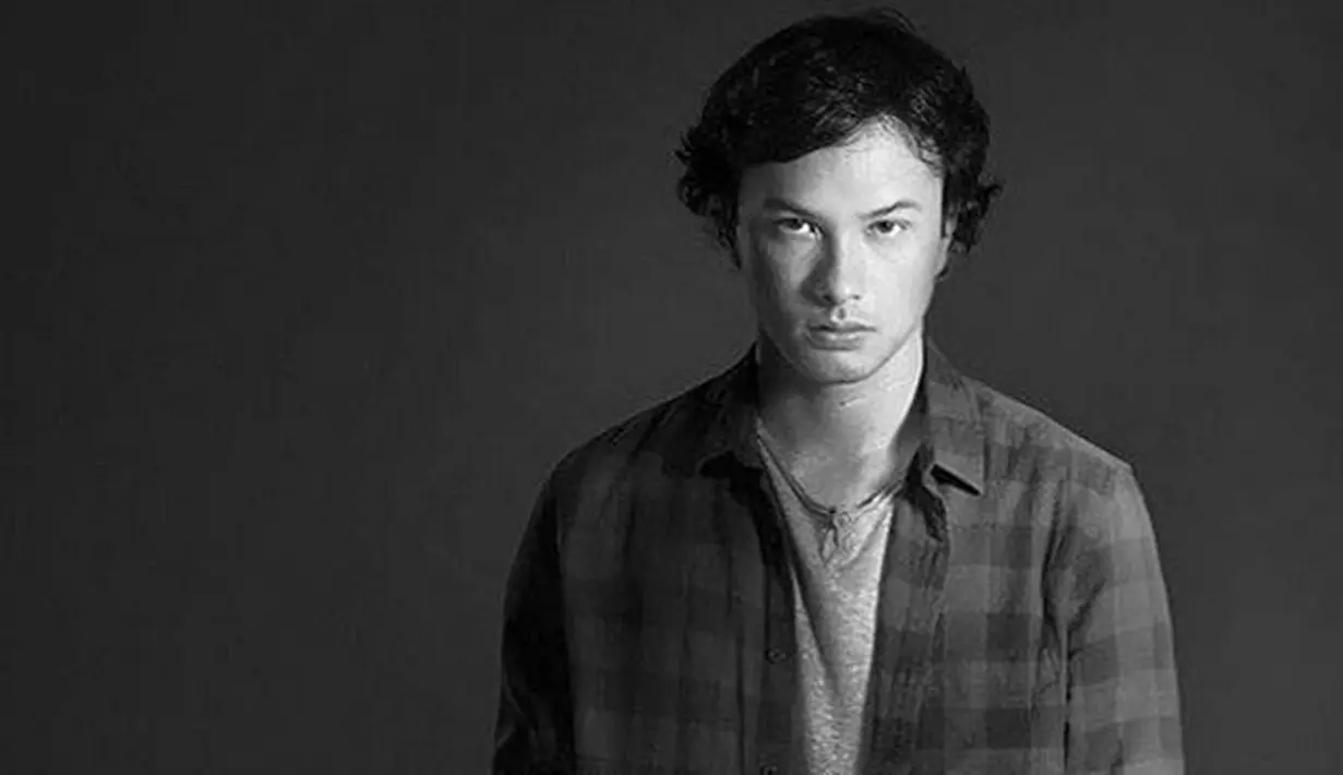 Bukan membandingkan, namun Rangga memang bersikap beda dengan Dilan. Gayanya yang cool dan gemar berpuisi ini lah yang membuat aura ketampanannya makin terpancar. Setuju? (Instagram)