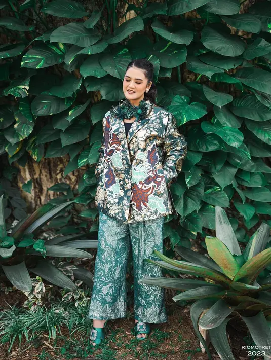 Kahiyang Ayu kenakan set blazer dari Biyan yang anggun dengan sentuhan warna emas dan cokelat [@doleytobing]