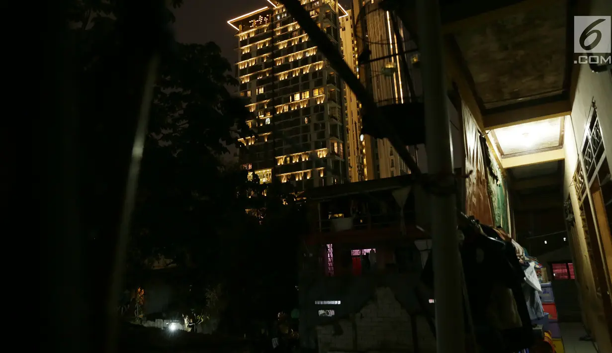 Pemandangan gedung- gedung bertingkat di kawasan Senayan, Jakarta, Jumat (28/9). Rumah-rumah kecil Ibu Kota makin tersingkir dikarenakan banyaknya lahan yang dijadikan kawasan komersial seperti mall, apartemen, perkantoran. (Merdeka.com/Imam Buhori)