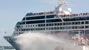 Ratusan penumpang menaiki kapal pesiar milik Carnival, Adonia menuju Kuba dari Miami, Florida, Minggu (1/5). Setelah berhenti selama setengah abad, AS dan Kuba lakukan pelayaran bersejarah selama tujuh hari dari Miami ke Havana. (Gaston De CARDENAS/AFP)