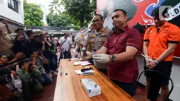 Petugas memperlihatkan barang bukti saat rilis kasus narkoba artis peran Aulia Farhan di Polda Metro Jaya, Jumat (21/2/2020). Aulia Fahran diciduk bersama seseorang berinisial G di lobi sebuah hotel di Jakarta Selatan pada Kamis (20/2) dini hari dengan paket sabu-sabu. (merdeka.com/Imam Buhori)