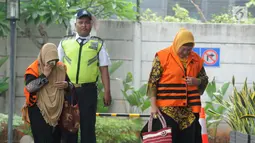 Tersangka Anggota DPRD Kota Malang Asia Iriani (kanan) dan Een Ambarsari (kiri) tiba di Gedung KPK, Jakarta, Rabu (21/11). Asia dan Een diperiksa sebagai tersangka. (Merdeka.com/Dwi Narwoko)