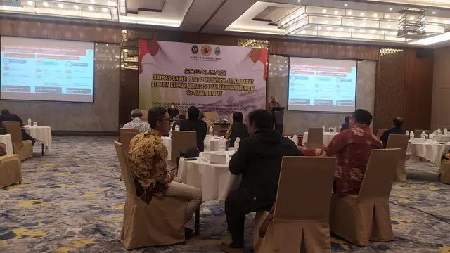 Para Kepala Dinas Sosial seluruh kabupaten di Jawa Barat tengan mengikuti sosialiasasi Satgas Saber Pungli Provinsi Jawa Barat Kepada Kepala Dinas Sosial Kabupaten/Kota se Jawa Barat, di Bandung, Kamis (16/9/2021) malam.