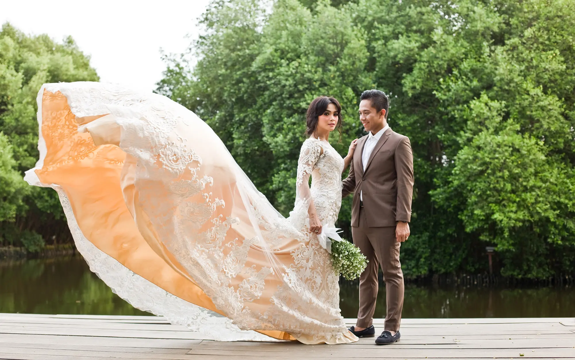 Sheza Idris dan calon suaminya saat memamerkan gaun pengantinnya di kawasan Pantai Indah Kapuk, Jakarta