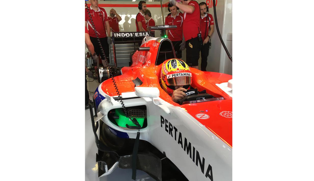 Tim Tekhnik Manor Marussia bersiap bersama Pebalap Indonesia, Rio Haryanto pada test drive ban Pirelli di Sirkuit Yas Marina, Abu Dhabi, Selasa (1/12/2015). Rio meraih Catatan waktu lap terbaik 1 menit 49,593 detik. (Photo/Rio Haryanto Media)