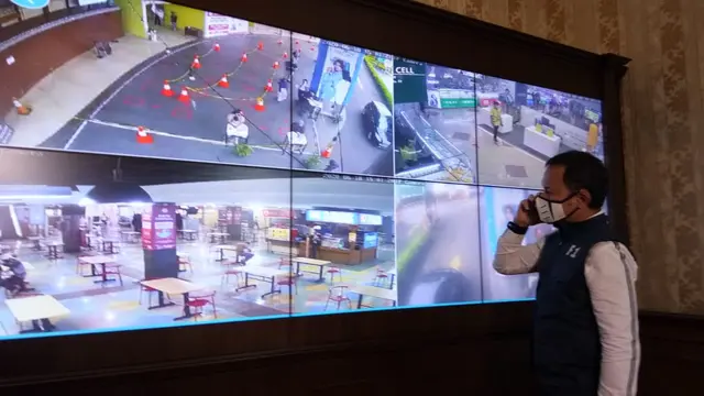 Wali Kota Bogor Bima Arya memantau operasional mal yang telah beroperasi melalui CCTV. (Liputan6.com/Achmad Sudarno)