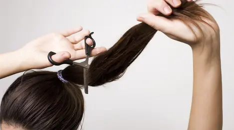ilustrasi cara memotong rambut panjang/pexels