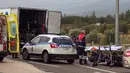 Para migran berada di dalam  truk berpendingin yang ditemukan oleh polisi di sebuah jalan tol, Yunani utara, Senin (4/11/2019). Penemuan setelah polisi menghentikan truk untuk pemeriksaan rutin dan menemukan sebanyak 41 migran yang diduga dari Afghanistan. (Stavros Karypidis/xanthinews.gr via AP)